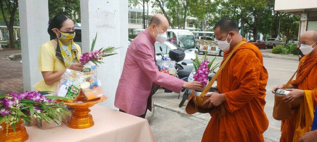 มสธ. จัดพิธี “ทำบุญ ตักบาตร ฟังธรรม ถวายเทียนพรรษา”
