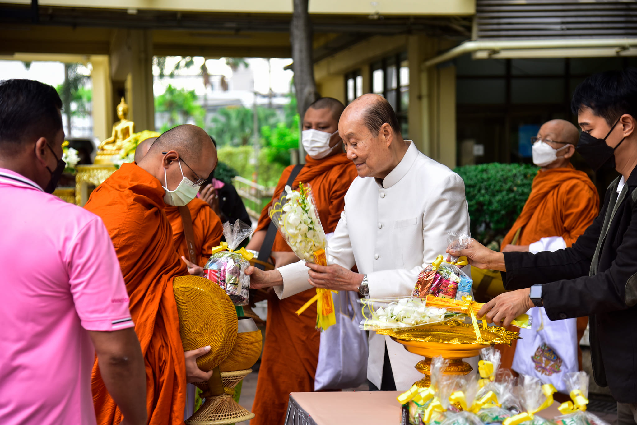 มสธ.จัดพิธีทำบุญตักบาตรรับปีใหม่